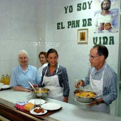 Monjas y voluntarios en la <i>cocina económica</i> de Oviedo que gestionan las religiosas de la Compañía de las Hijas de la Caridad de San Vicente de Paúl.