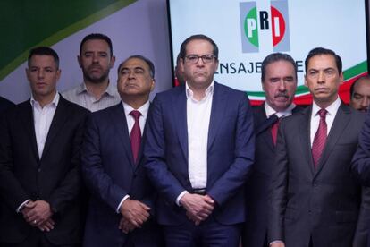 Gobernadores y senadores del PRI, en una conferencia de prensa.