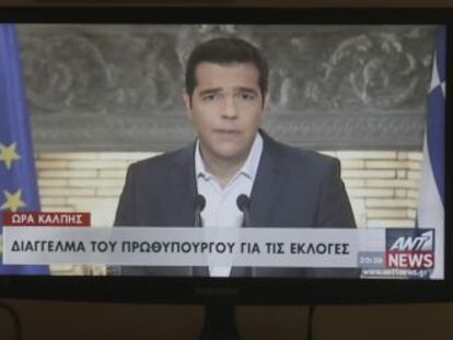 El exprimer ministro griego, Alexis Tsipras, anuncia su dimisi&oacute;n el jueves en un discurso televisado. 