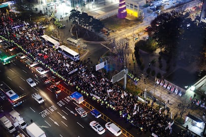 Vista aérea de la protesta contra el presidente surcoreano en el centro de Seúl, este miércoles.