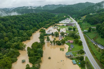 Las fuertes lluvias han provocado inundaciones repentinas y deslizamientos de tierra mientras las tormentas golpean partes del centro de Appalachia, Kentucky.