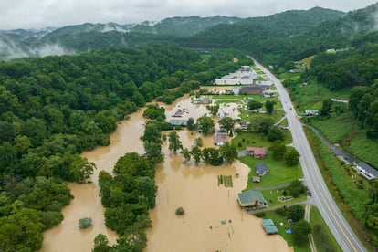 Las fuertes lluvias han provocado inundaciones repentinas y deslizamientos de tierra mientras las tormentas golpean partes del centro de Appalachia, Kentucky. 