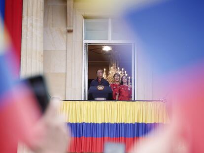 El presidente de Colombia, Gustavo Petro, junto a su esposa, Verónica Alcocer, y una de sus hijas, ofrece un discurso desde el balcón del Palacio de Nariño, el pasado 14 de febrero.