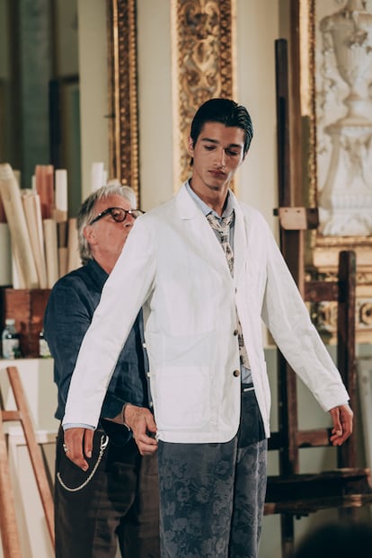 El diseñador explica al público de Pitti Uomo uno de los modelos de su nueva colección.
