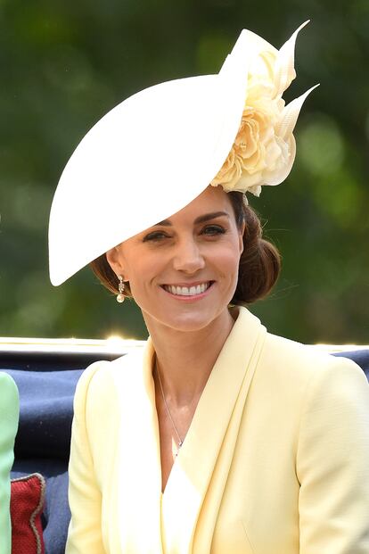Detalle del tocado de flores de grandes proporciones lucido por Kate Middleton.