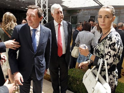 Sonia Castedo y el consejero Mario Flores, en la constitución de las Cortes Valencianas.