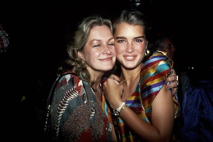 La actriz Brooke Shields y su madre, Teri Shields.