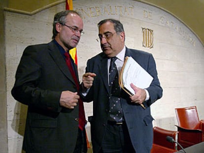 Antoni Castells (izquierda) conversa con Joaquim Nadal en el Parlamento de Cataluña.