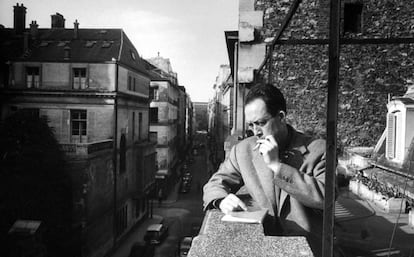 Albert Camus fumando en la terraza de su oficina parisina en 1955.