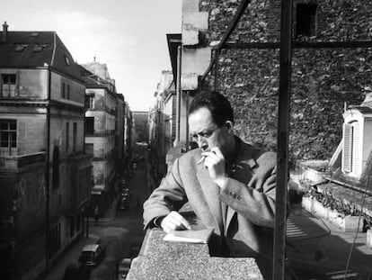 Albert Camus fumando en la terraza de su oficina parisina en 1955.