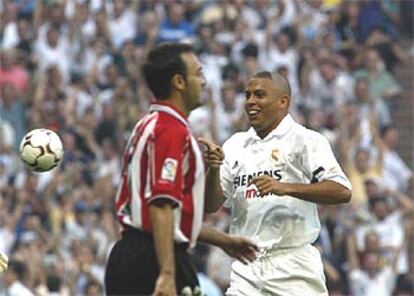 Ronaldo sonríe feliz en presencia de Lacruz.