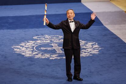 El escritor japonés Haruki Murakami, tras recoger el Premio Princesa de Asturias de las Letras, este viernes en el teatro Campoamor de Oviedo. 
