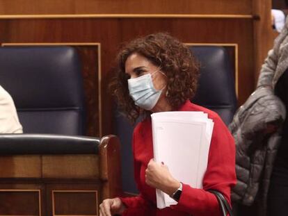 El presidente del Gobierno, Pedro Sánchez, conversa con la ministra de portavoz y de Hacienda, María Jesús Montero (derecha), en el Congreso de los Diputados.