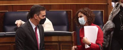 El presidente del Gobierno, Pedro Sánchez, conversa con la ministra de portavoz y de Hacienda, María Jesús Montero (derecha), en el Congreso de los Diputados.