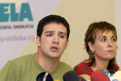 Mikel Lakuntza e Itziar Gabikagoeskoa, en la rueda de prensa de ELA.