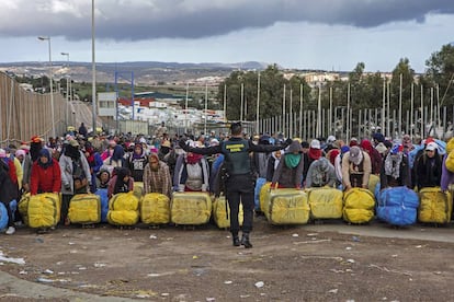 Porteadoras en el paso de Barrio Chino en Melilla esperan la orden de la Guardia Civil para cruzar con los fardos a Marruecos.