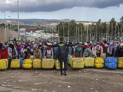 Porteadoras en el paso de Barrio Chino en Melilla esperan la orden de la Guardia Civil para cruzar con los fardos a Marruecos.