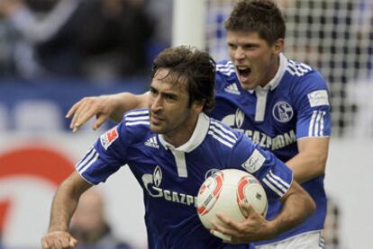 Raúl celebra su gol seguido por Huntelaar.