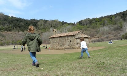 L'ermita de Santa Margarida, al cràter del volcà al qual li dona nom.