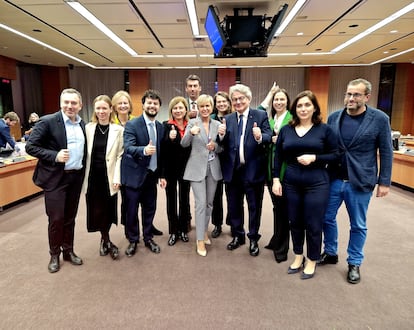 Responsables políticos de la UE, entre ellos Carme Artigas, secretaria de Estado de Digitalización e Inteligencia Artificial, y Thierry Breton (en el centro), tras la última reunión de negociación sobre la Ley de Inteligencia Artificial en Bruselas.