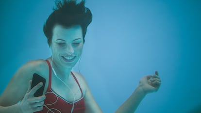 Disfruta de tu música en cualquier lugar, incluso debajo del agua. GETTY IMAGES.