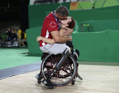 Adam Lancia, jugador de baloncesto en silla de ruedas del equipo canadiense, besa a su esposa Jamey Jewells (Canadá) tras su partido en los Juegos Paralímpicos de Río, el 16 de septiembre de 2016, en Río de Janeiro (Brasil).