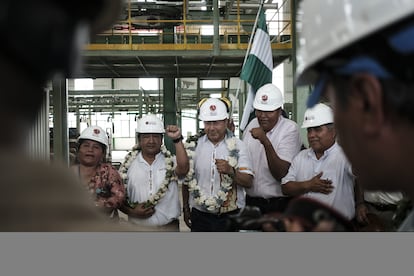 Luis Arce recorre el complejo industrial siderúrgico 'Mutún' durante su inauguración en Santa Cruz, Bolivia, el 24 de febrero de 2025.