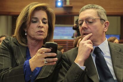 Ana Botella y Alberto Ruiz-Gallardón, el pasado 15 de diciembre, durante la presentación en el Ayuntamiento de un plan sobre calidad del aire en Madrid.