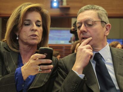 Ana Botella y Alberto Ruiz-Gallardón, el pasado 15 de diciembre, durante la presentación en el Ayuntamiento de un plan sobre calidad del aire en Madrid.
