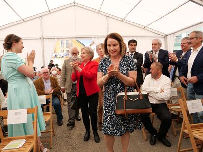 Las hijas del poeta Florencio Delgado Gurriarán entran en la carpa que acogió el homenaje a su padre en Vilamartín de Valdeorras.