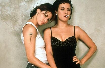 Jennifer Tilly y Gina Herson en ‘Lazos ardientes’.