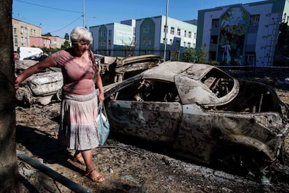Una mujer camina entre coches destruidos alcanzados por drones rusos en Kiev, este viernes.  