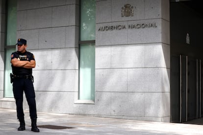 Un policía vigila la entrada a la Audiencia Nacional, donde se ha celebrado el juicio contra el religioso.