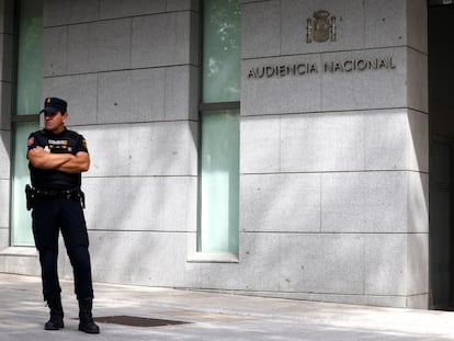 Un policía vigila la entrada a la Audiencia Nacional, donde se ha celebrado el juicio contra el religioso.