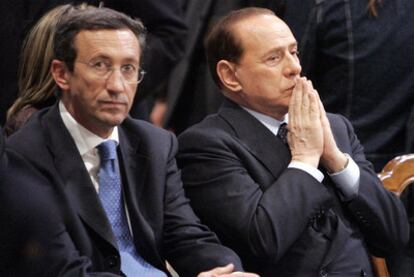 Gianfranco Fini (izquierda) y Silvio Berlusconi, durante una misa celebrada en Roma en 2005.