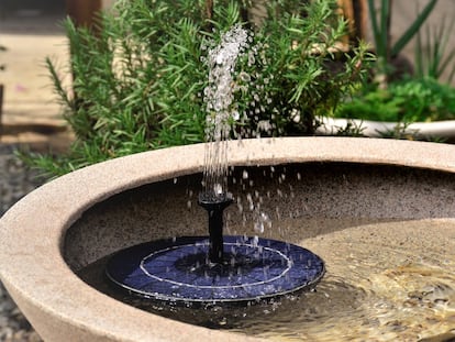 Artículo de EL PAÍS Escaparate que describe el uso de una fuente solar para la piscina y otro recintos acuáticos.