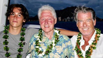 Bill Clinton y Pierce Brosnan, acompañados del hijo del actor, en la foto compartida por el intérprete en su Instagram.