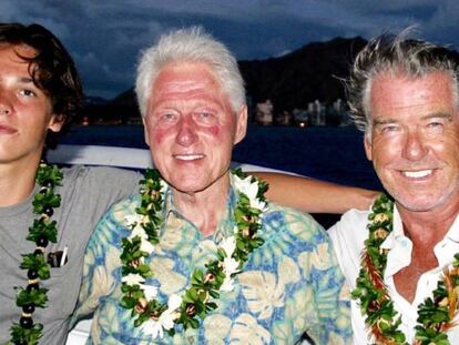 Bill Clinton y Pierce Brosnan, acompañados del hijo del actor, en la foto compartida por el intérprete en su Instagram.