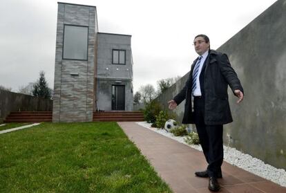 Argimiro Marnotes, en el chalet de su propiedad situado en la parroquia de Arcos, a donde ha trasladado a los medios de comunicación para mostrar el césped que el grupo Vendex instaló en la finca.
