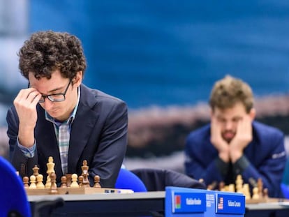 Fabiano Caruana durante una de las rondas del Torneo de Maestros de Wijk aan Zee; al fondo, Magnus Carlsen