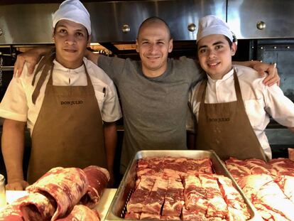 Pablo Rivero, con dos de sus ayudantes.