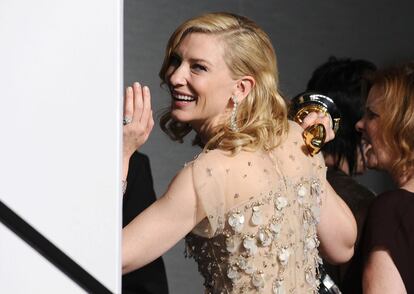 La actriz Cate Blanchett tras recibir el Oscar a la mejor actriz