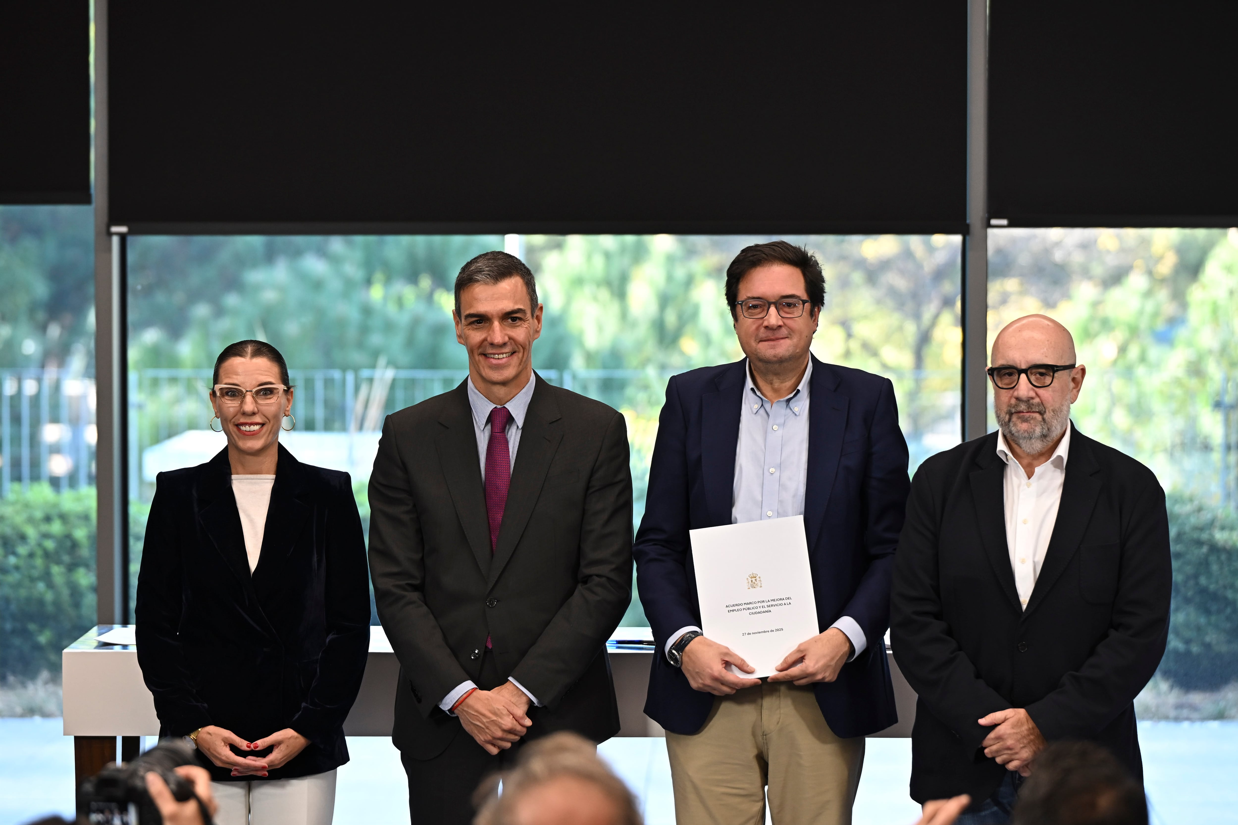 El presidente del Gobierno, Pedro Sánchez (segundo por la izquierda, el ministro para la Transformación Digital y de la Función Pública, Óscar López (segundo por la derecha), el presidente del CSIF, Miguel Borra Izquierdo (derecha), y la secretaria genera