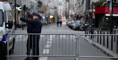 Policía francesa en las cercanías de la sala Bataclan, en París.