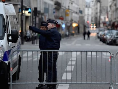 Policía francesa en las cercanías de la sala Bataclan, en París.