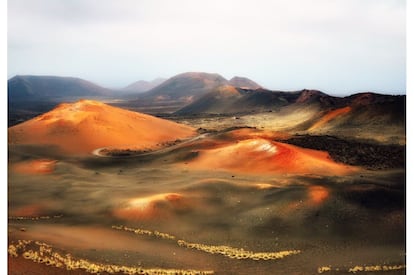 No están entra las más altas, pero sí entre las más asombrosas de España. Las montañas del Fuego, una cadena de volcanes en el parque nacional de Timanfaya, en Lanzarote, se pueden visitar en el autobús que parte del Islote de Hilario y llega hasta el mirador de la montaña Rajada, o bien por las rutas guiada y gratuitas de Tremesana o del Litoral (previa reserva).