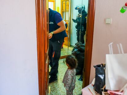 Una niña presencia el desahucio de su casa en Alicante.