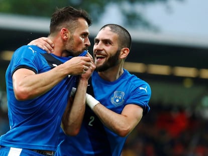 Dos jugadores de Kosovo celebran un gol ante Islas Fer&oacute;e. 