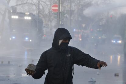 Los manifestantes han lanzado piedras contra los antidisturbios. Al menos un policía y una mujer han resultado heridos.