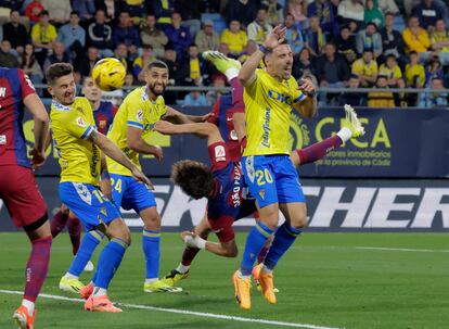 Joao Félix marca de chilena frente al Cádiz.